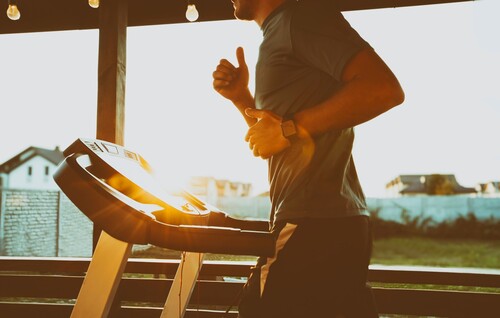Nejnovější fitness trendy boří limity domácího cvičení
